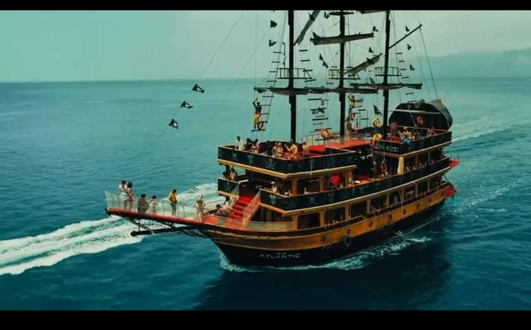 Tur cu barca „Big Atlantic Pirate” către Cascada Duden
